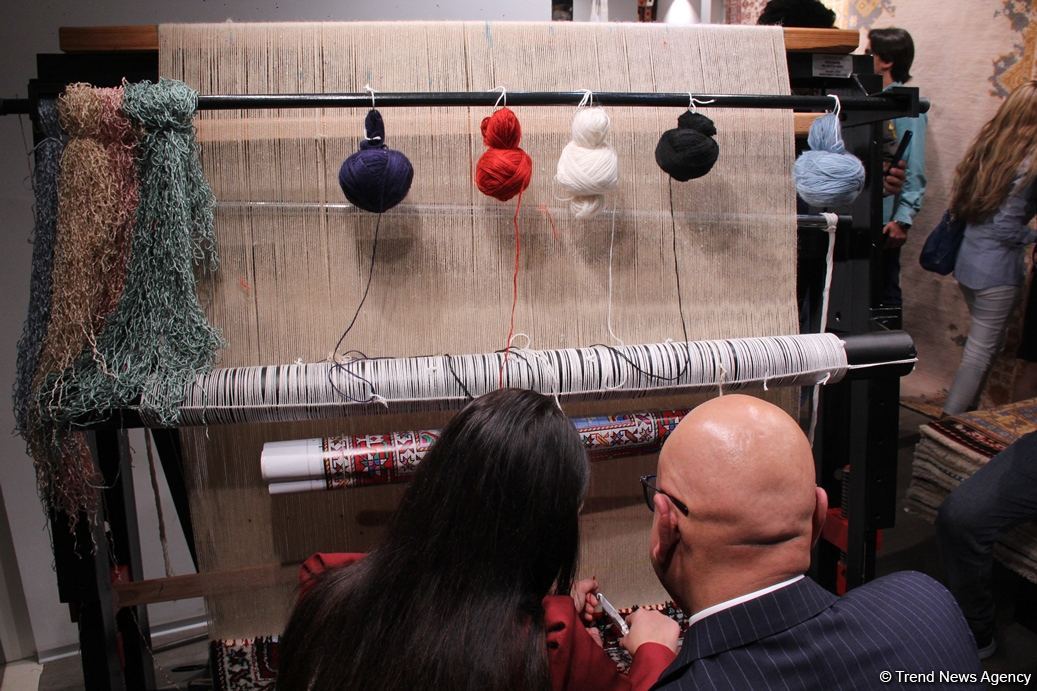 В Four Seasons Baku состоялось торжественное открытие бутика "Азерхалча" – красочные Карабахские скакуны и потрясающие ковры (ФОТО)