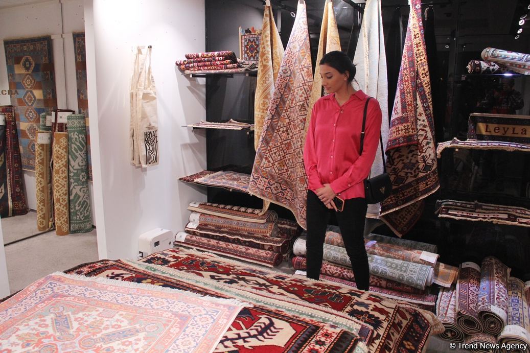 В Four Seasons Baku состоялось торжественное открытие бутика "Азерхалча" – красочные Карабахские скакуны и потрясающие ковры (ФОТО)