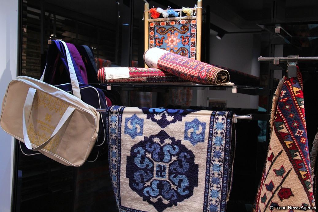 В Four Seasons Baku состоялось торжественное открытие бутика "Азерхалча" – красочные Карабахские скакуны и потрясающие ковры (ФОТО)