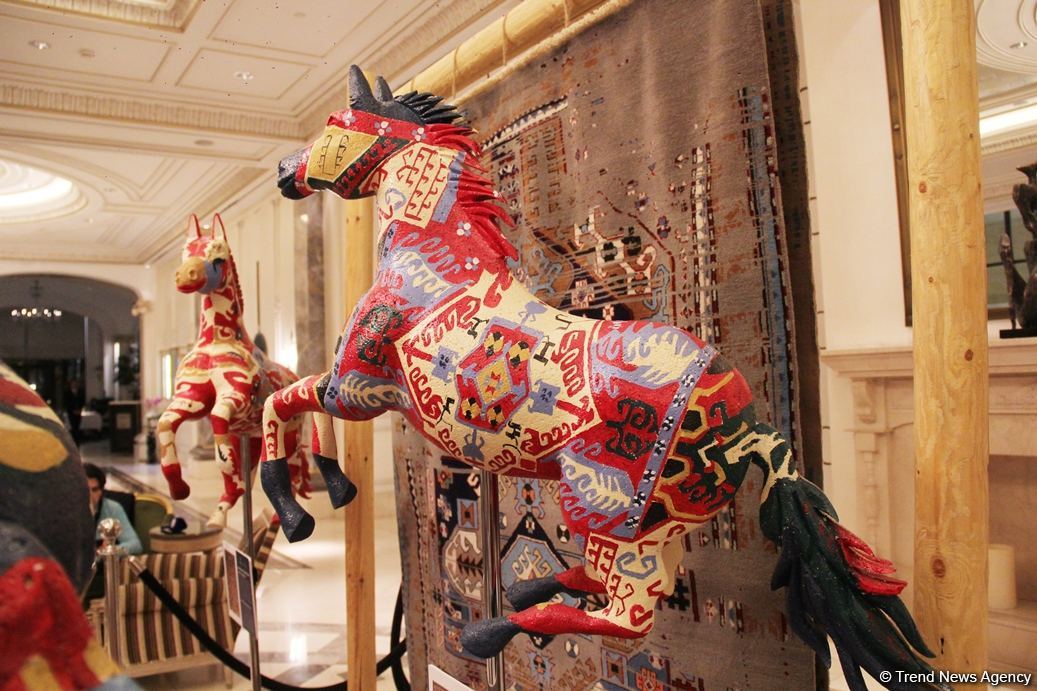 В Four Seasons Baku состоялось торжественное открытие бутика "Азерхалча" – красочные Карабахские скакуны и потрясающие ковры (ФОТО)