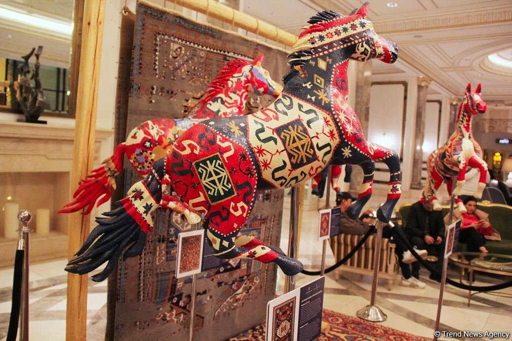 В Four Seasons Baku состоялось торжественное открытие бутика "Азерхалча" – красочные Карабахские скакуны и потрясающие ковры (ФОТО)