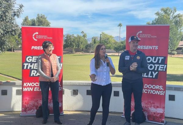 Республиканцы вышли на митинг, утверждая, что они спасут Аризону (ФОТО/ВИДЕО)