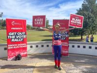 Республиканцы вышли на митинг, утверждая, что они спасут Аризону (ФОТО/ВИДЕО)