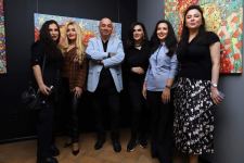 "Человек-праздник" Мир Азер Абдуллаев – лечебные свойства оптимизма и позитива экспозиции в Баку (ФОТО)