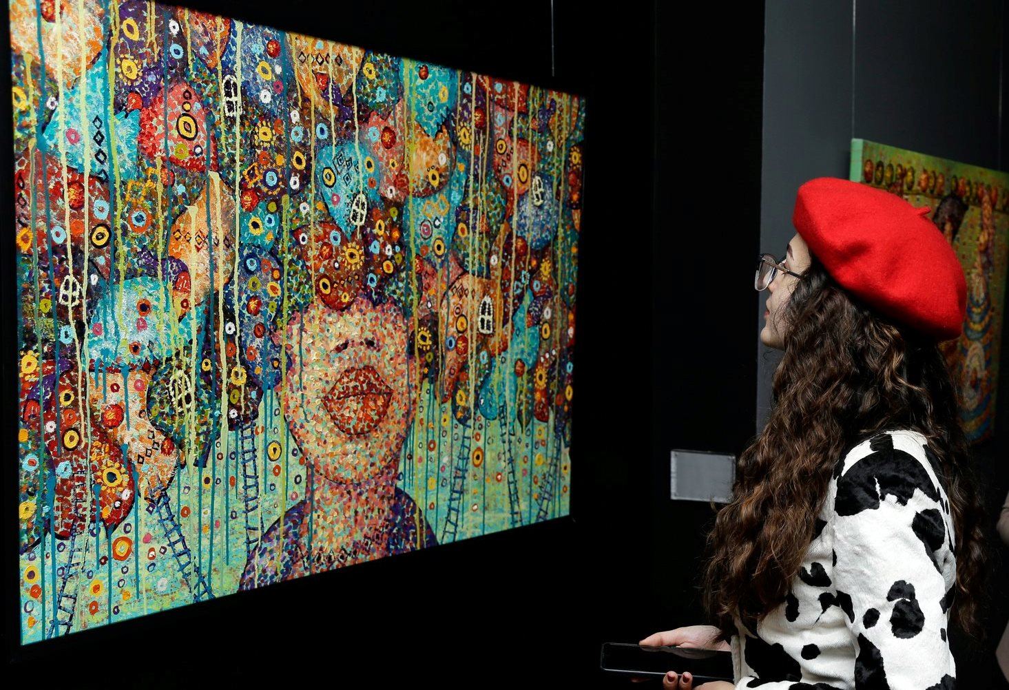 "Человек-праздник" Мир Азер Абдуллаев – лечебные свойства оптимизма и позитива экспозиции в Баку (ФОТО)