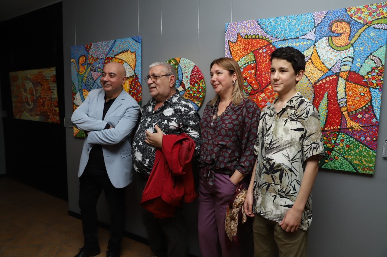 "Человек-праздник" Мир Азер Абдуллаев – лечебные свойства оптимизма и позитива экспозиции в Баку (ФОТО)