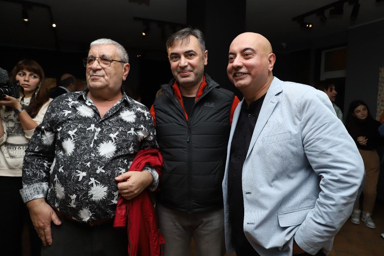 "Человек-праздник" Мир Азер Абдуллаев – лечебные свойства оптимизма и позитива экспозиции в Баку (ФОТО)