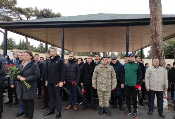 В связи с Днем Победы Азербайджана посещаются могилы шехидов во II Аллее почетного захоронения в Баку (ФОТО)