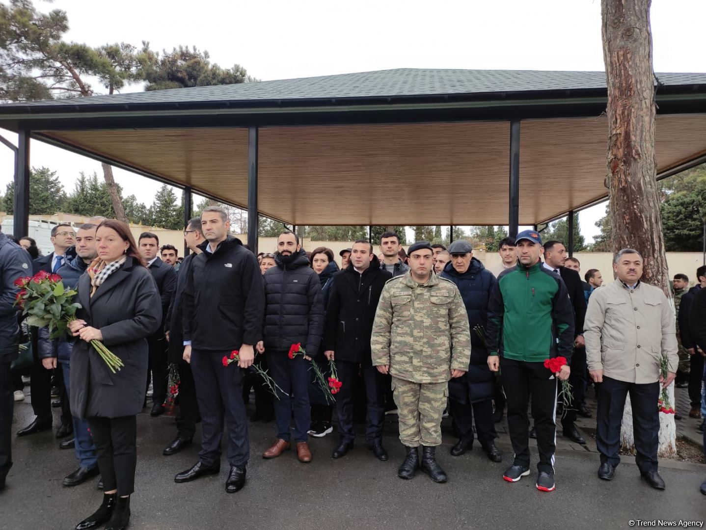 В связи с Днем Победы Азербайджана посещаются могилы шехидов во II Аллее почетного захоронения в Баку (ФОТО)