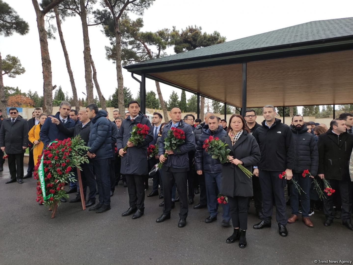 В связи с Днем Победы Азербайджана посещаются могилы шехидов во II Аллее почетного захоронения в Баку (ФОТО)