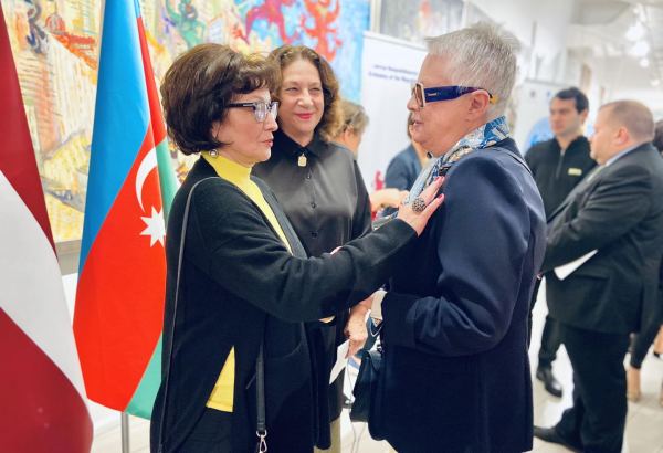 Быть женщиной в Баку. В азербайджанском языке личные местоимения "Он" и "Она" не имеют различия (ФОТО)