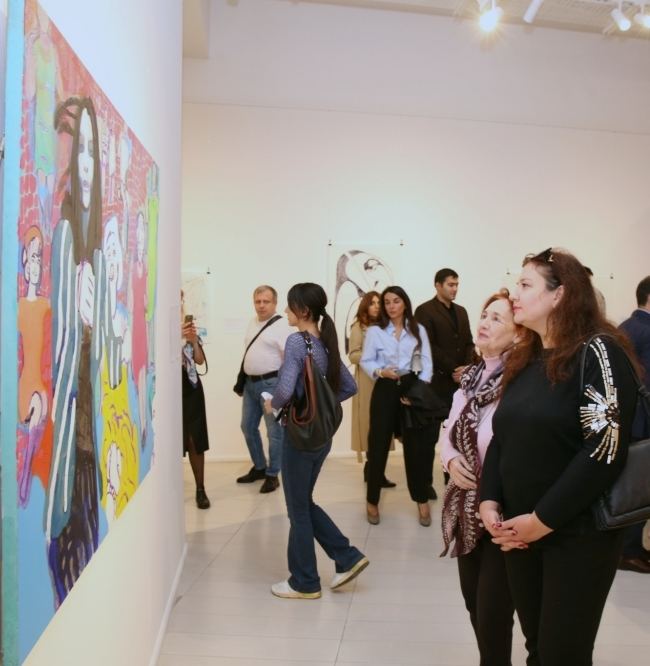 Быть женщиной в Баку. В азербайджанском языке личные местоимения "Он" и "Она" не имеют различия (ФОТО)