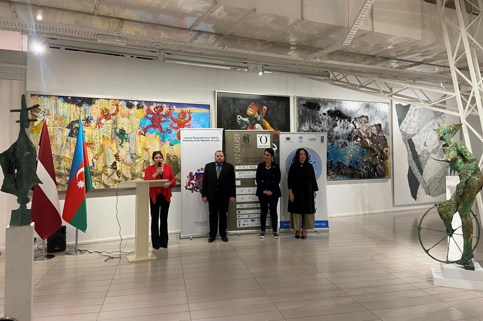 Быть женщиной в Баку. В азербайджанском языке личные местоимения "Он" и "Она" не имеют различия (ФОТО)