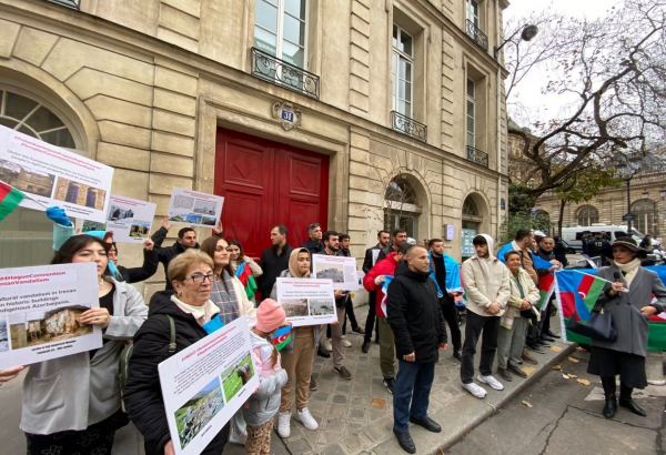 Представители азербайджанской диаспоры проводят акцию протеста перед Сенатом Франции (ФОТО)