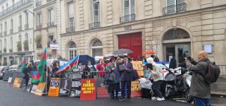 Представители азербайджанской диаспоры проводят акцию протеста перед Сенатом Франции (ФОТО)