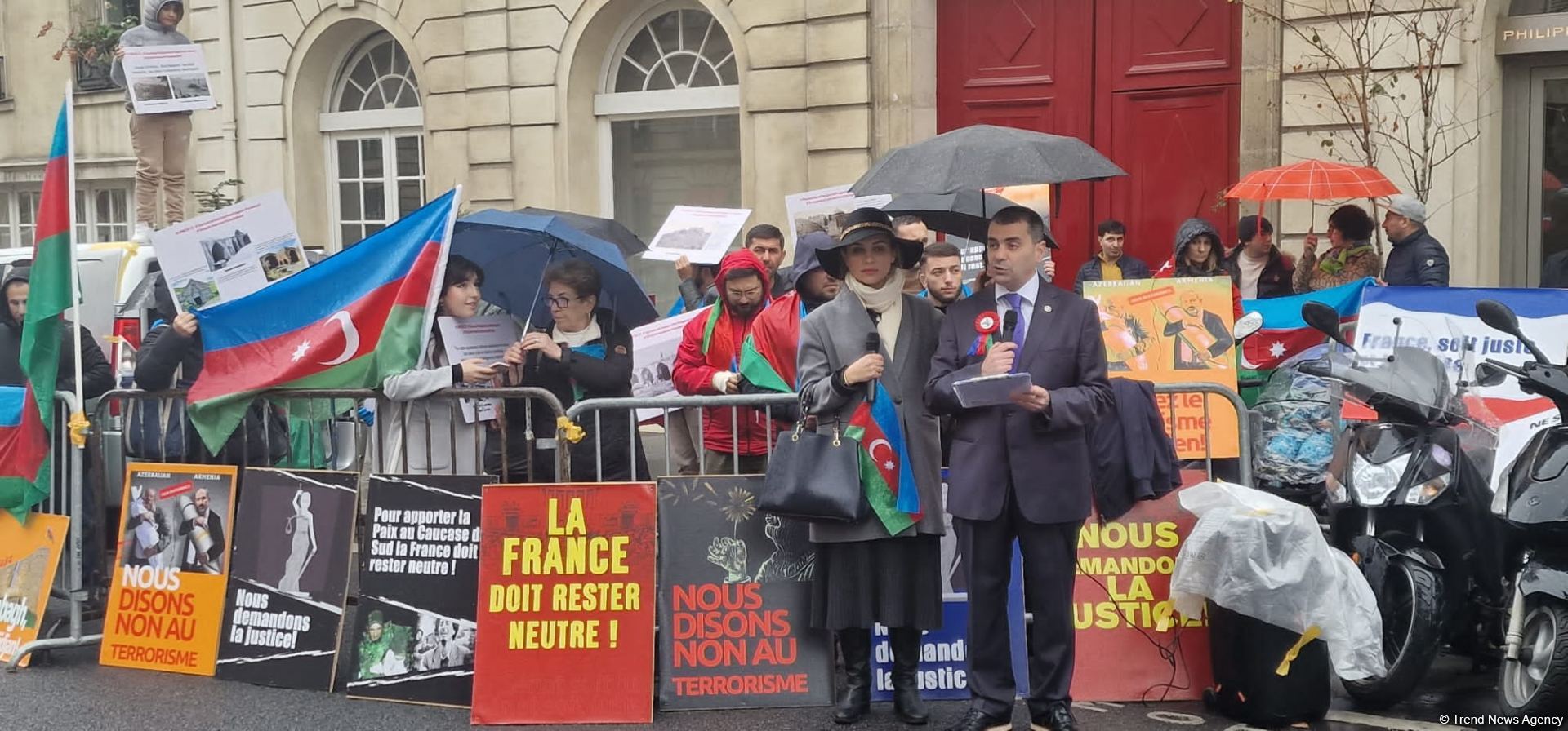 Представители азербайджанской диаспоры проводят акцию протеста перед Сенатом Франции (ФОТО)