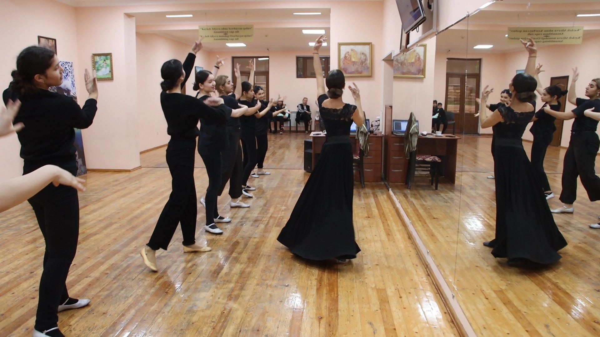 В Узбекистане активно обучаются азербайджанcким национальным танцам (ФОТО)