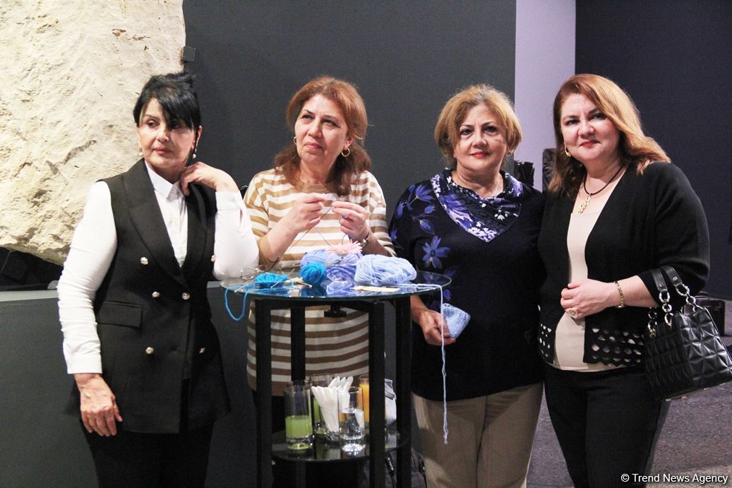 В Баку представлена необычная выставка носков, организованная посольством Латвии, Art Academy of Latvia и QGallery (ФОТО)