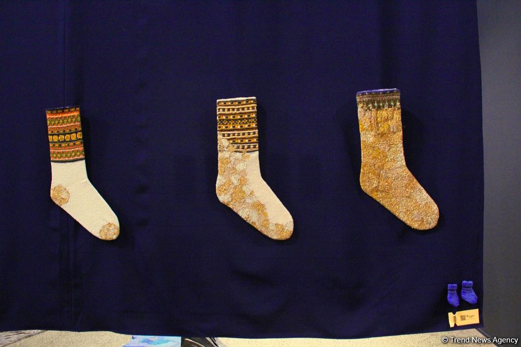 В Баку представлена необычная выставка носков, организованная посольством Латвии, Art Academy of Latvia и QGallery (ФОТО)