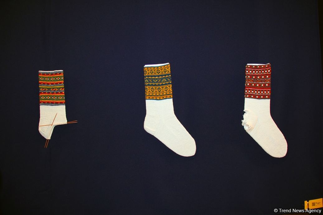 В Баку представлена необычная выставка носков, организованная посольством Латвии, Art Academy of Latvia и QGallery (ФОТО)