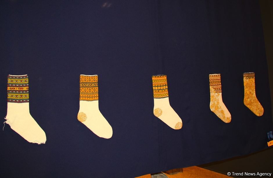 В Баку представлена необычная выставка носков, организованная посольством Латвии, Art Academy of Latvia и QGallery (ФОТО)