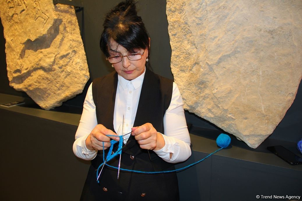 В Баку представлена необычная выставка носков, организованная посольством Латвии, Art Academy of Latvia и QGallery (ФОТО)