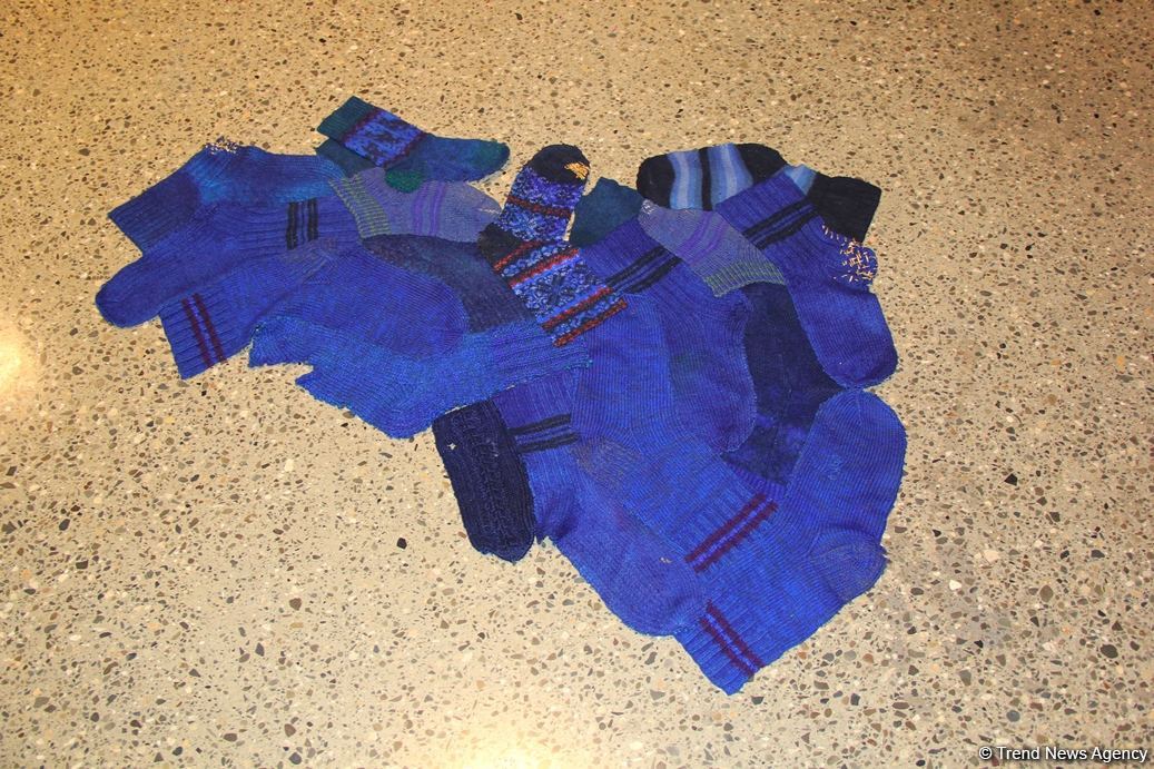 В Баку представлена необычная выставка носков, организованная посольством Латвии, Art Academy of Latvia и QGallery (ФОТО)