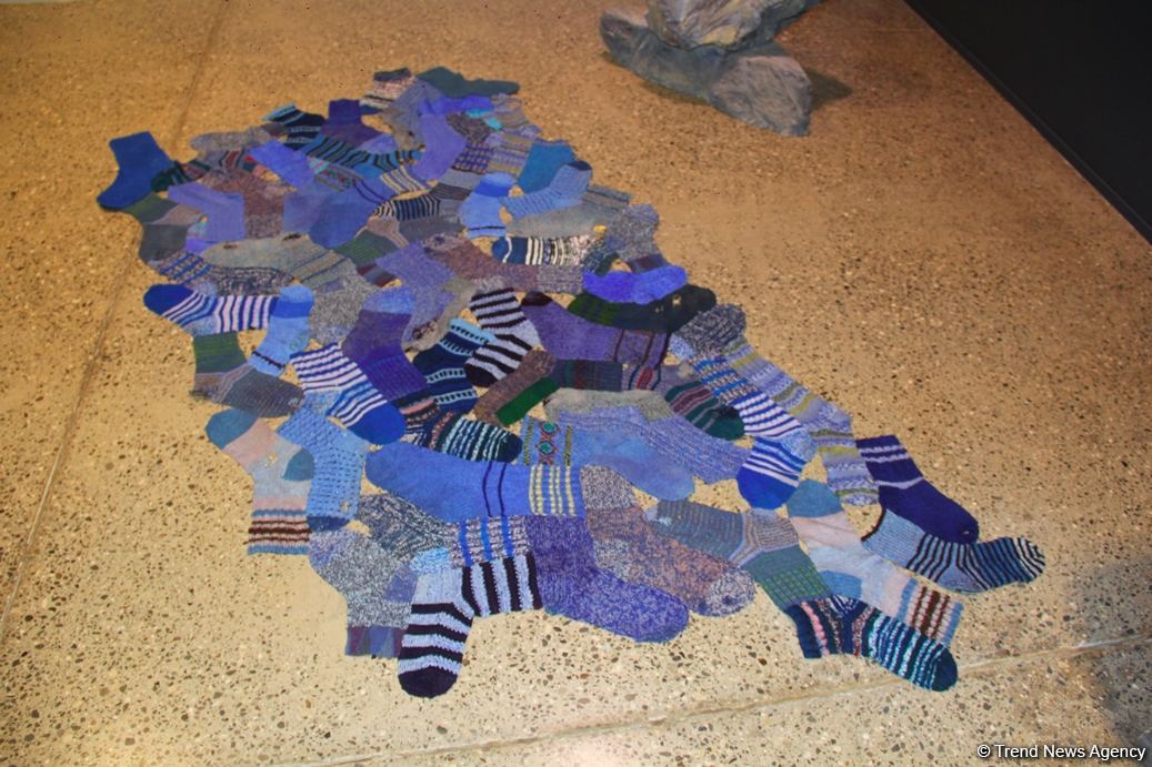 В Баку представлена необычная выставка носков, организованная посольством Латвии, Art Academy of Latvia и QGallery (ФОТО)