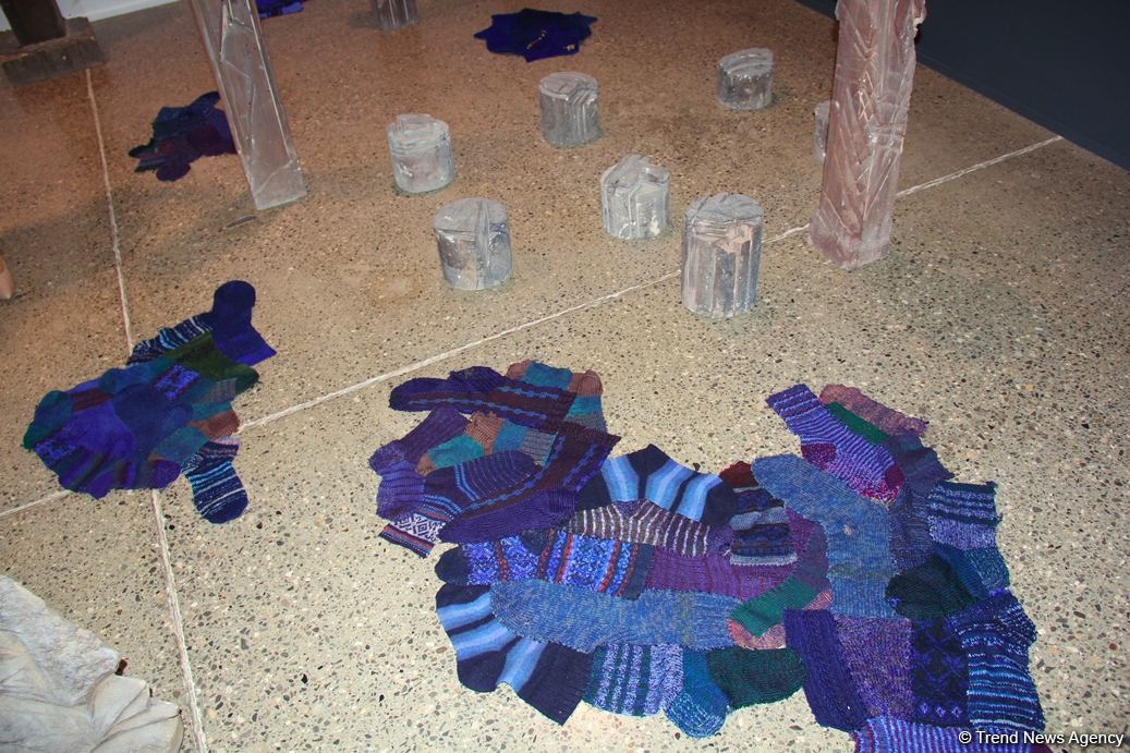 В Баку представлена необычная выставка носков, организованная посольством Латвии, Art Academy of Latvia и QGallery (ФОТО)