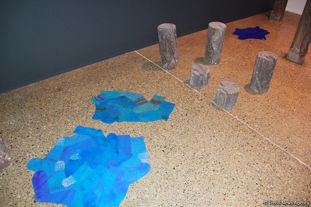 В Баку представлена необычная выставка носков, организованная посольством Латвии, Art Academy of Latvia и QGallery (ФОТО)