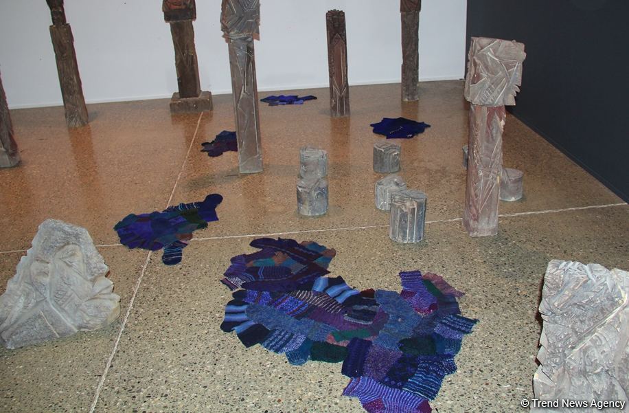В Баку представлена необычная выставка носков, организованная посольством Латвии, Art Academy of Latvia и QGallery (ФОТО)