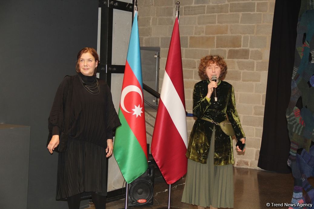 В Баку представлена необычная выставка носков, организованная посольством Латвии, Art Academy of Latvia и QGallery (ФОТО)