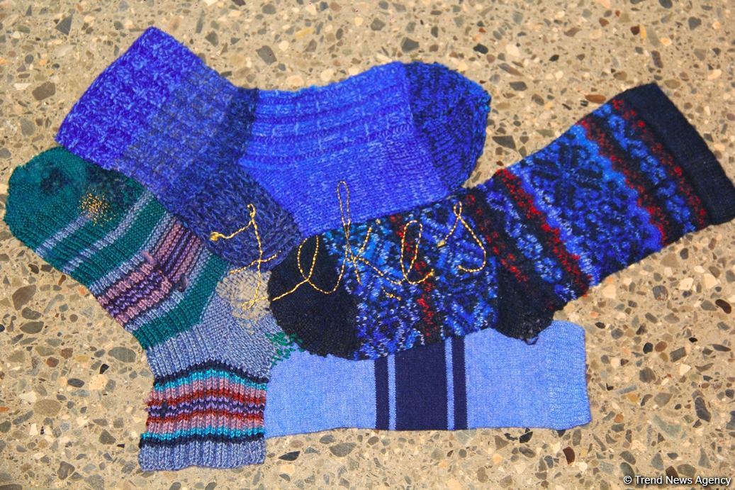 В Баку представлена необычная выставка носков, организованная посольством Латвии, Art Academy of Latvia и QGallery (ФОТО)