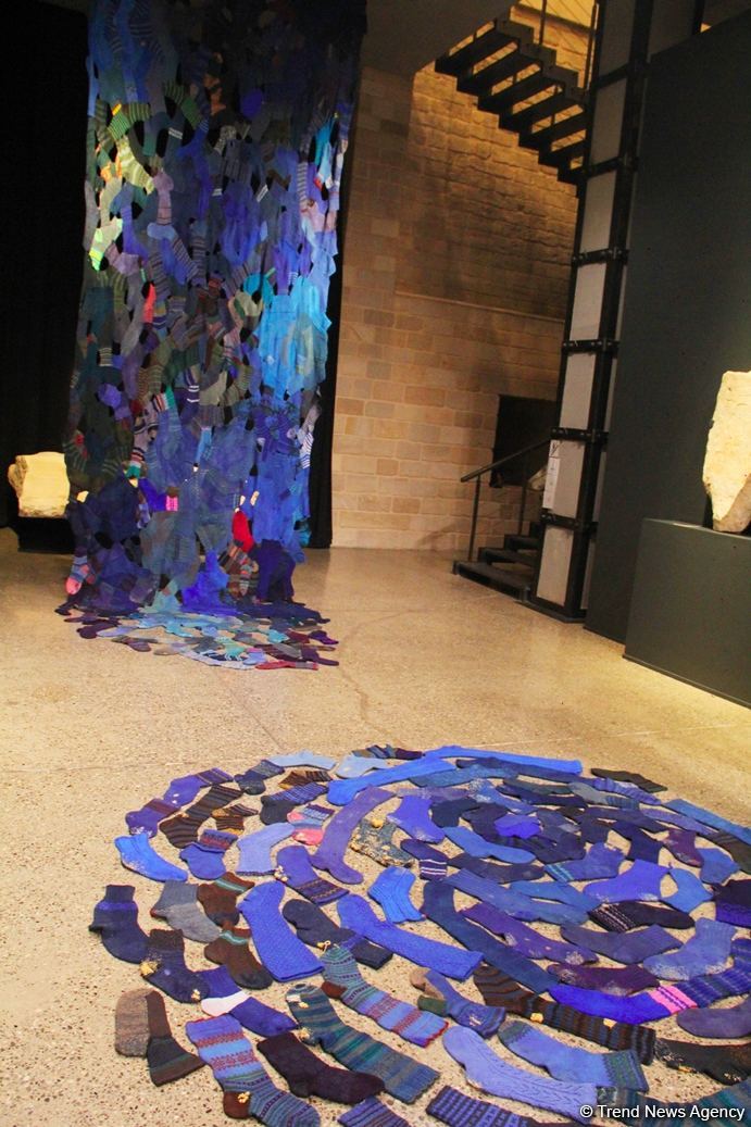 В Баку представлена необычная выставка носков, организованная посольством Латвии, Art Academy of Latvia и QGallery (ФОТО)