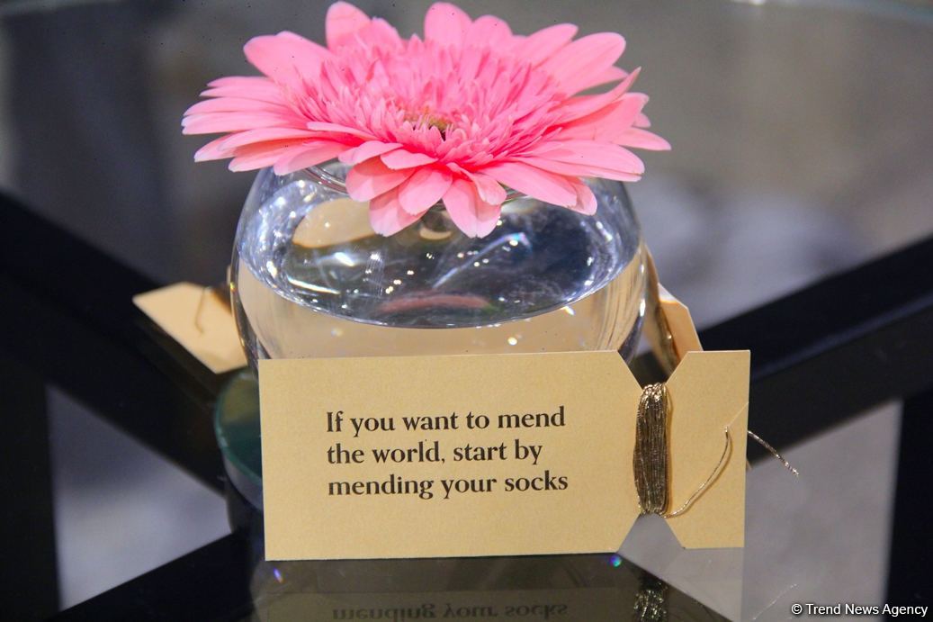В Баку представлена необычная выставка носков, организованная посольством Латвии, Art Academy of Latvia и QGallery (ФОТО)