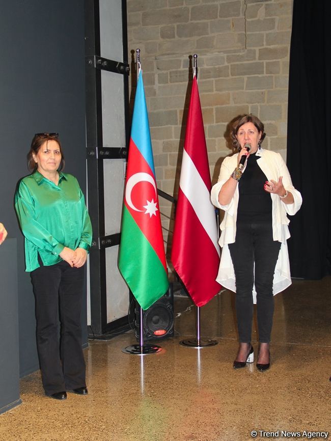 В Баку представлена необычная выставка носков, организованная посольством Латвии, Art Academy of Latvia и QGallery (ФОТО)