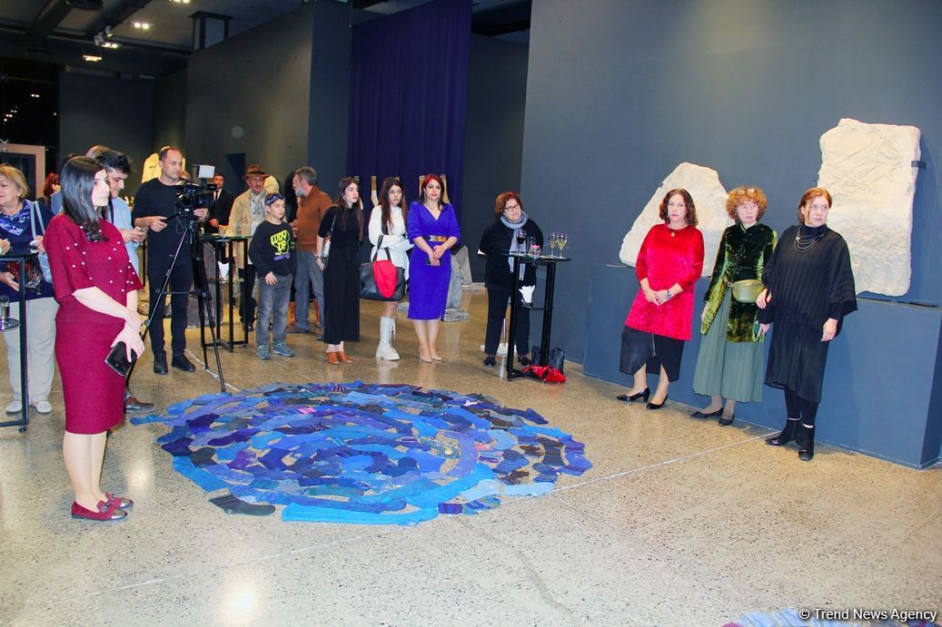 В Баку представлена необычная выставка носков, организованная посольством Латвии, Art Academy of Latvia и QGallery (ФОТО)