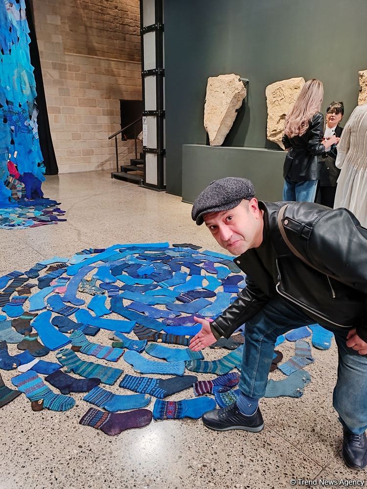 В Баку представлена необычная выставка носков, организованная посольством Латвии, Art Academy of Latvia и QGallery (ФОТО)