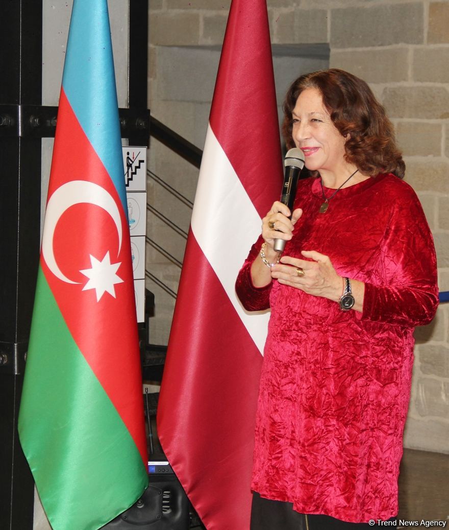 В Баку представлена необычная выставка носков, организованная посольством Латвии, Art Academy of Latvia и QGallery (ФОТО)