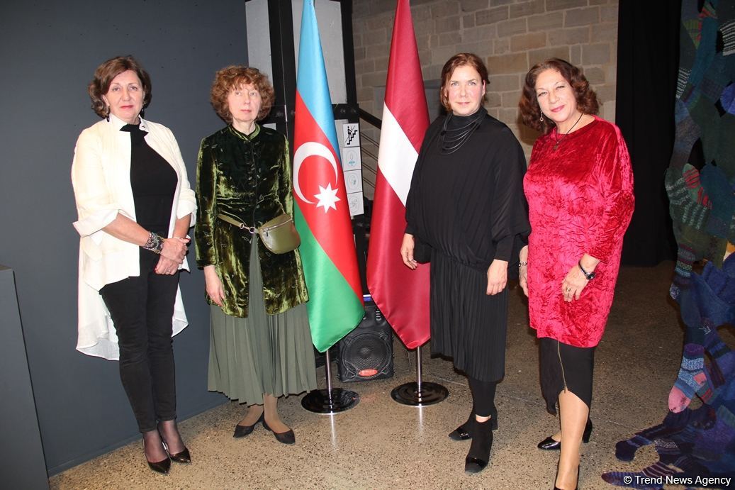 В Баку представлена необычная выставка носков, организованная посольством Латвии, Art Academy of Latvia и QGallery (ФОТО)