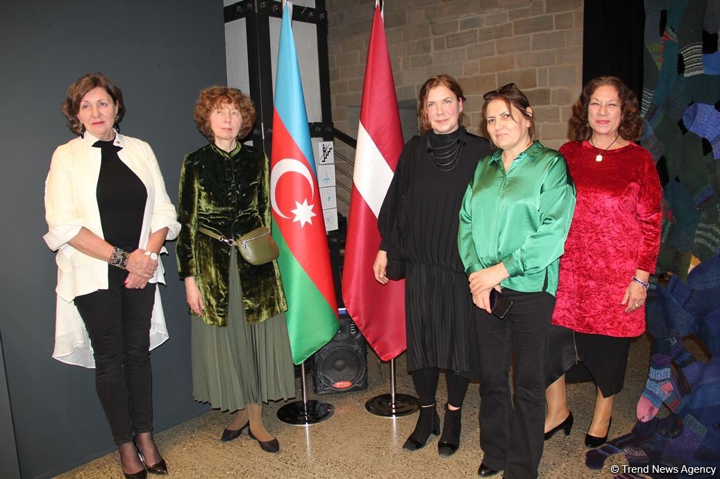 В Баку представлена необычная выставка носков, организованная посольством Латвии, Art Academy of Latvia и QGallery (ФОТО)