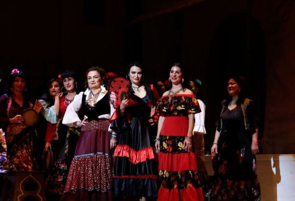 Звезды из Азербайджана, России и Беларуси показали в Баку историю про дерзкую цыганку (ФОТО)