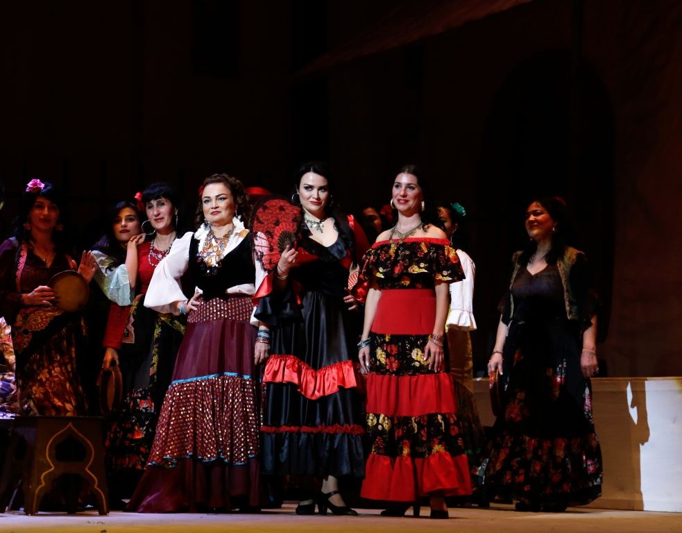 Звезды из Азербайджана, России и Беларуси показали в Баку историю про дерзкую цыганку (ФОТО)