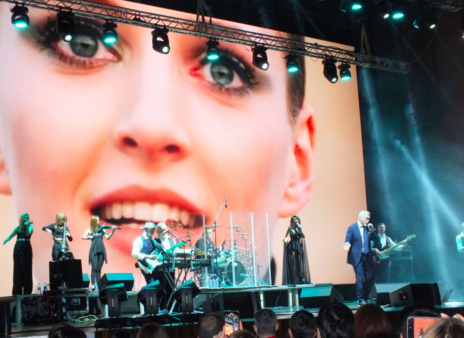 В Баку потрясающий концерт Валерия Меладзе начался с мелодии "Азербайджан" (ВИДЕО, ФОТО)