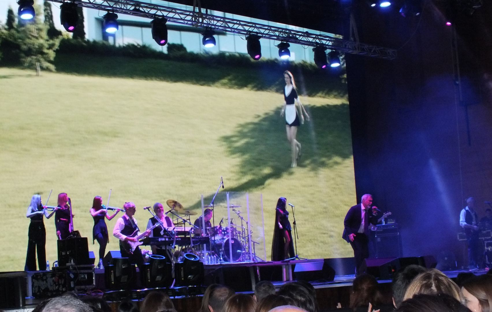 В Баку потрясающий концерт Валерия Меладзе начался с мелодии "Азербайджан" (ВИДЕО, ФОТО)