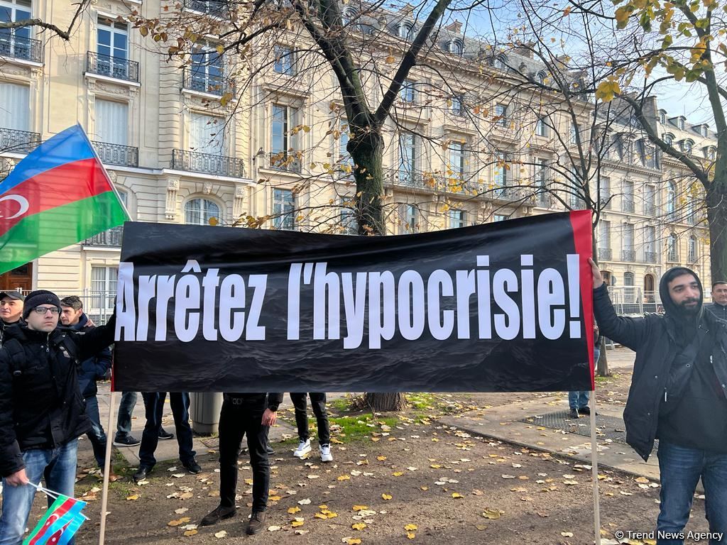 Азербайджанская община провела акцию протеста перед Национальным собранием Франции (ФОТО/ВИДЕО) (Обновлено)