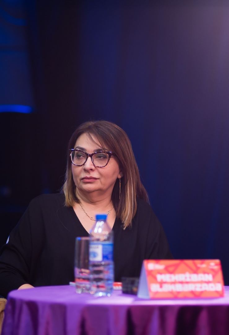 В Баку показали необычный чемодан … с бедами (ФОТО)