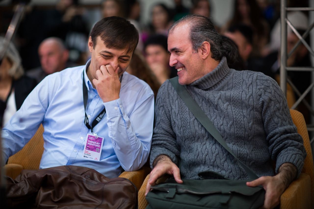 В Баку показали необычный чемодан … с бедами (ФОТО)