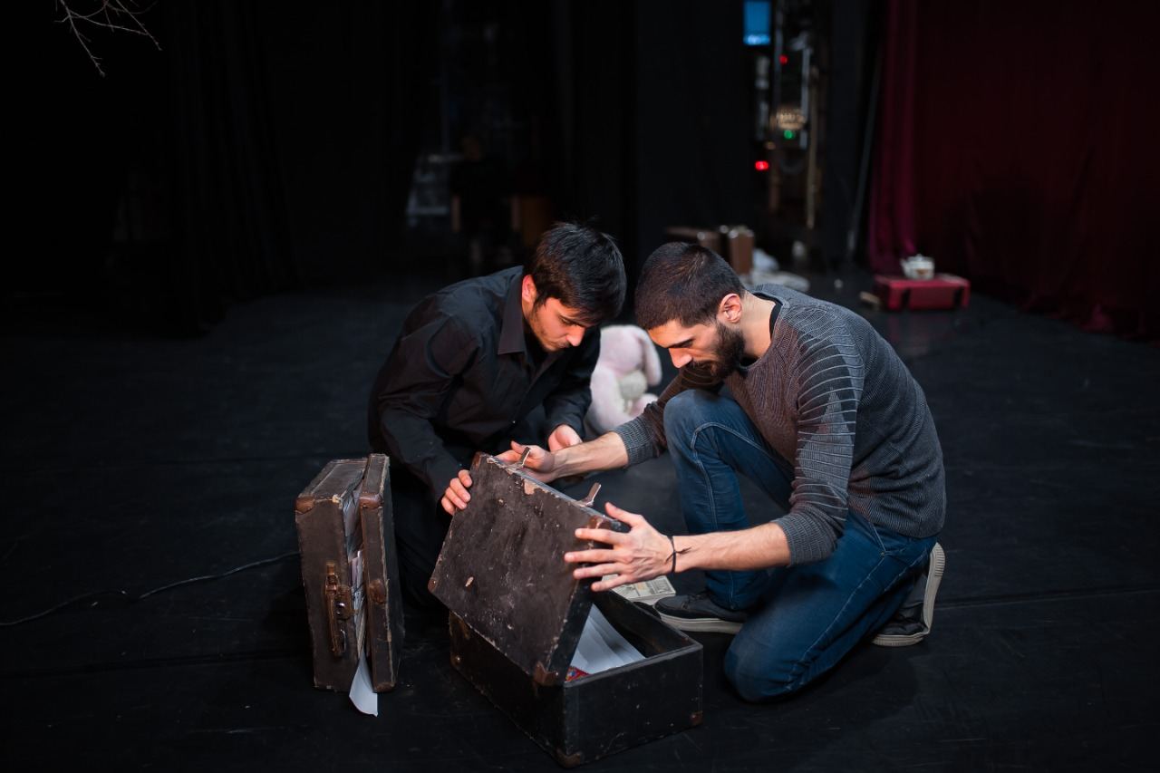 В Баку показали необычный чемодан … с бедами (ФОТО)