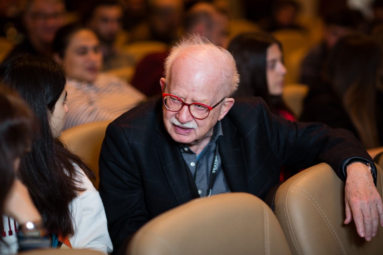 В Баку показали необычный чемодан … с бедами (ФОТО)